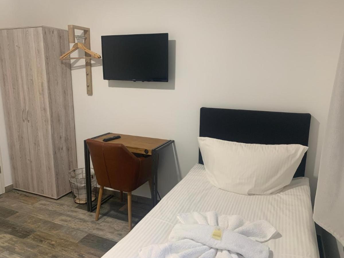 Gruener Baum Hotel Schomberg Bagian luar foto